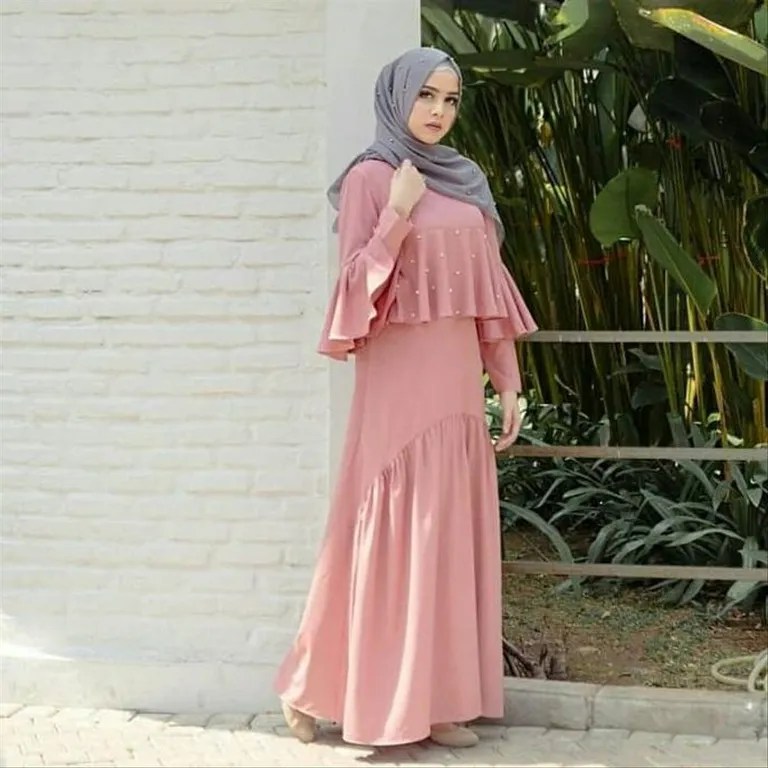 Baju Warna Peach Salem dengan Jilbab Abu-Abu