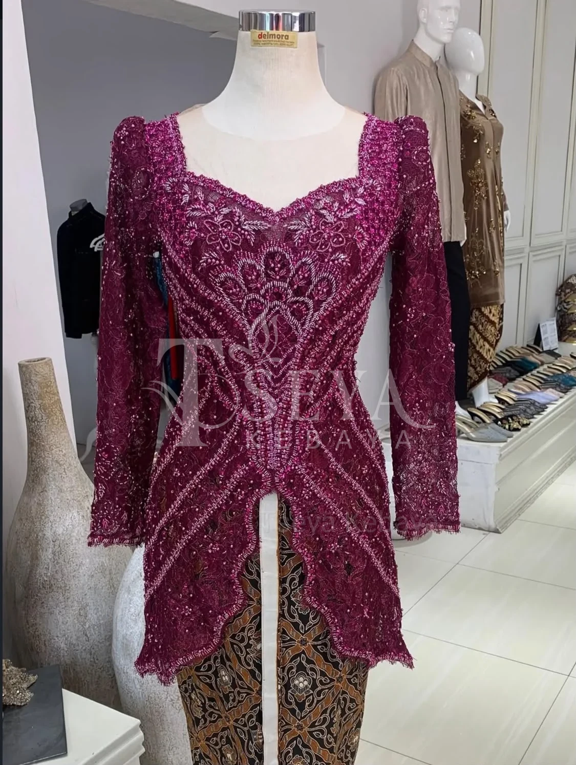 Read more about the article AMORA BURGUNDY