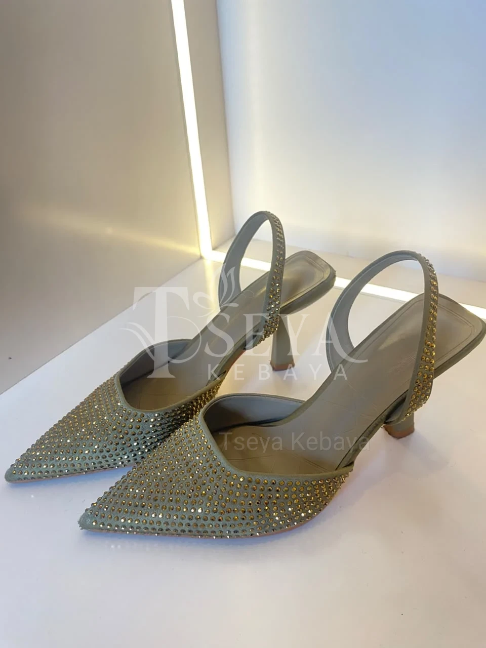 Read more about the article APRIKOT KHAKI
